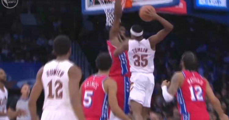 暴力美学！汤姆林切入单臂抡圆隔扣恩比德